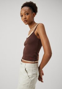 BDG Urban Outfitters DOUBLE LAYER  - Top - chicory coffee/biscotti