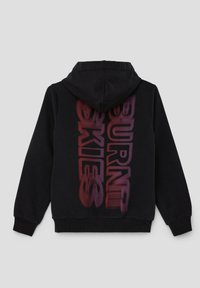 Zwarte hoodie van katoen. Heeft grote, gedeeltelijk verborgen tekst "BURNIT SKIES" in een verloop van roze naar paars op de achterkant.