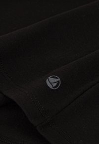 Schwarzer Stoff mit glatter Textur und einem kleinen Logo in kontrastierendem Hellgrau. Das Design verfügt über flache Nähte und einen schlichten Schnitt.