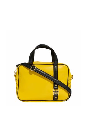 Sac rectangulaire jaune avec poignées noires et bandoulière noire réglable, avec une petite boucle de logo argentée à l'avant.