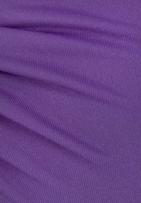 Violetti ribbattu kangas, jossa on teksturoitu pinta, hienot pystysuorat viivat ja kevyt kiilto, esittäen hienovaraisia sävyerotuksia.