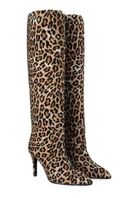 Bottes montantes imprimées léopard avec une texture douce semblable au daim, un bout pointu et un talon aiguille. Comprend des taches marron foncé et noires.