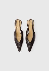Scarpe slingback in pelle marrone con punta aed pointed, caratterizzate da una texture in coccodrillo e un ritaglio a forma di V. Accenti in metallo dorato.