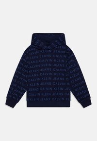 Marinblå Calvin Klein hoodie med heltäckande upprepade texten "Calvin Klein Jeans" i ljusare blå.