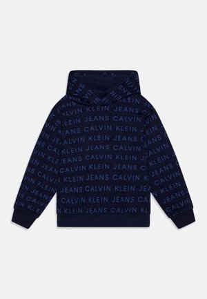 Granatowa bluza z kapturem Calvin Klein z nadrukiem powtarzającym się "Calvin Klein Jeans" w jaśniejszym odcieniu niebieskiego.