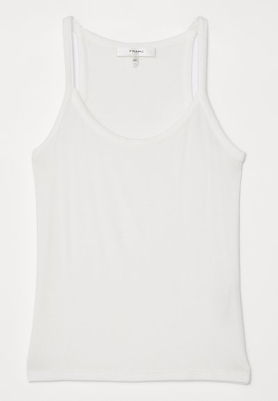 Weißes ärmelloses Tanktop aus weichem, geripptem Stoff; hat dünne Träger und einen runden Halsausschnitt, das Etikett trägt die Aufschrift "FRAME."