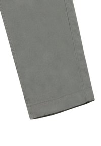 Pantalones de algodón gris con corte recto, que presentan una textura suave y dobladillo cosido de manera ordenada. Sin patrones ni detalles metálicos visibles.