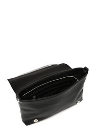 Svart läderväska med en slät yta, öppen topp, silverdetaljer och flera inre fack för organisering.