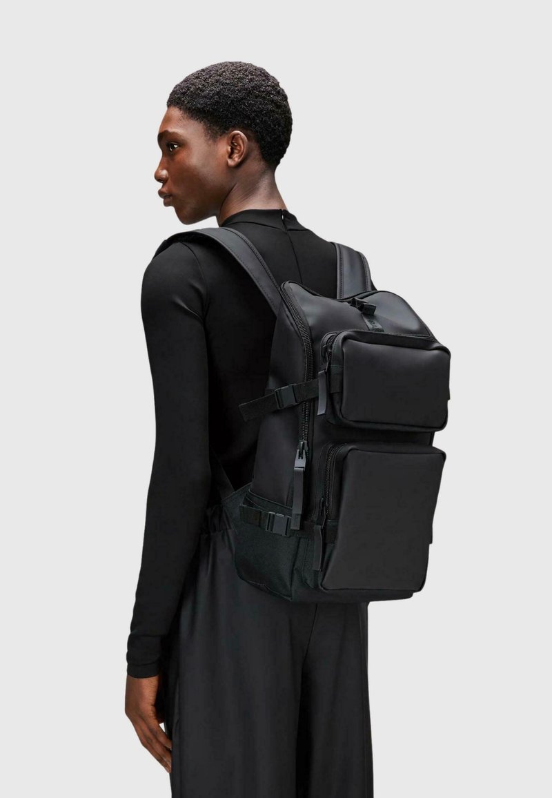 Rains - TRAIL CARGO BACKPACK UNISEX - Tagesrucksack - black, Vergrößern