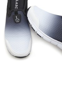 Schlupfschuhe mit einem Farbverlauf von Dunkelblau zu Hellgrau, strukturiertem Obermaterial und einem schwarzen Fersenabsatz mit Logodetail.