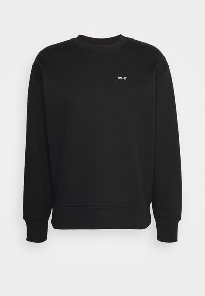 Zwarte sweater van katoen. Voorzien van een ronde halslijn, geribbelde manchetten en zoom, en een klein wit merklogo op de borst.