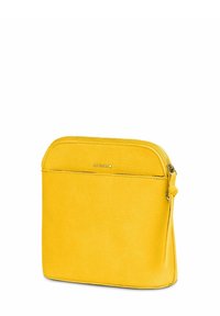 Žluté kožené pouzdro s texturovaným povrchem, horním zipem a drobným střapcem na jezku zipu.