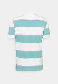 Camiseta de manga corta con rayas horizontales en turquesa, blanco y púrpura claro, fabricada con una suave mezcla de algodón y con escote redondo.