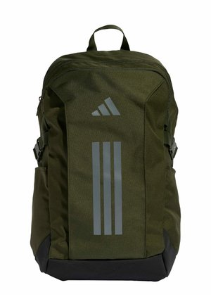 Mochila Adidas verde oscuro con base negra, con tres franjas verticales grises en la parte delantera y un asa superior para llevar.