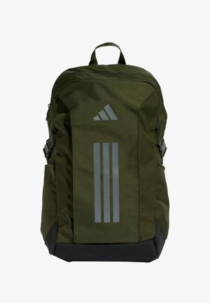 Dunkelgrüner Adidas-Rucksack mit schwarzem Boden, mit drei vertikalen grauen Streifen vorne und einem oberen Tragegriff.