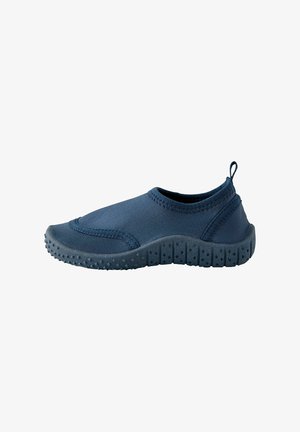 Laivastonsiniset slip-on-tyyppiset vesikengät, joissa on kuvioitu kumipohja ja vetonipsu kannassa, suunniteltu ulko- ja vesitoimintoihin.