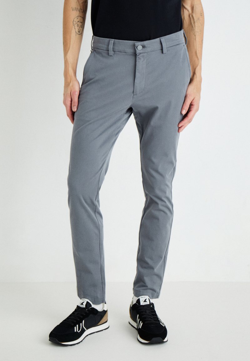 Šedé kalhoty na míru z tkané látky s hladkým povrchem, slim fit design, poutka na opasek a přední zapínání na knoflík.