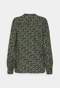 Blusa a maniche lunghe in tessuto verde con un piccolo motivo floreale bianco e blu, scollo rotondo e maniche arruffate.