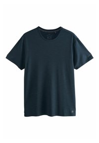 Camiseta activa de un azul marino oscuro, elaborada con una tela texturizada que absorbe la humedad. Presenta un escote redondo y mangas cortas. Logo pequeño en el dobladillo.