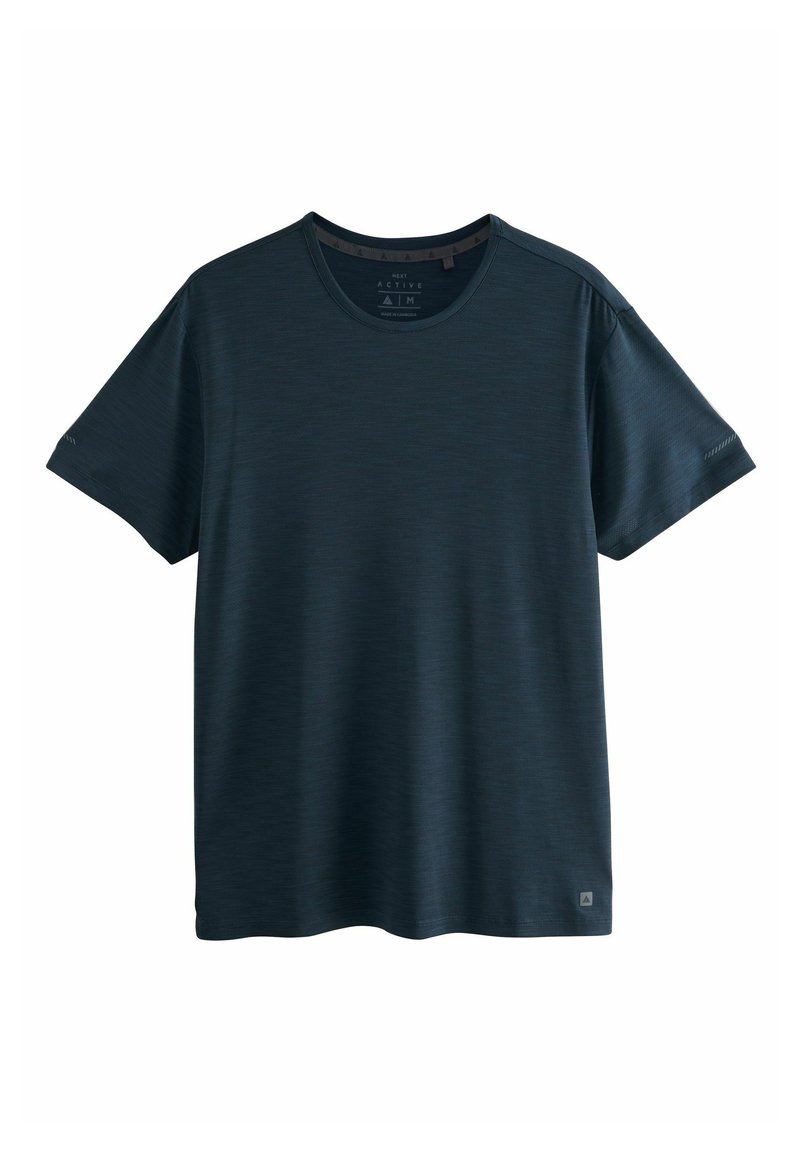 Camiseta activa de un azul marino oscuro, elaborada con una tela texturizada que absorbe la humedad. Presenta un escote redondo y mangas cortas. Logo pequeño en el dobladillo.