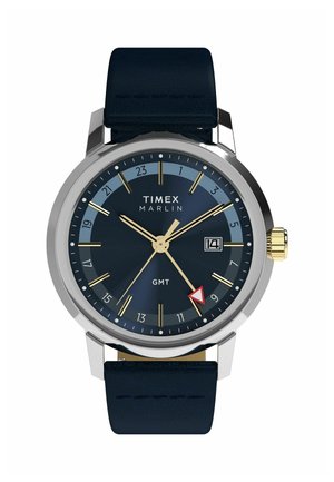 Timex Marlin GMT klocka med marinblå urtavla, guld-tonade markörer, datadisplay vid 3 o'clock, silverfärgad boett och svart läderarmband.