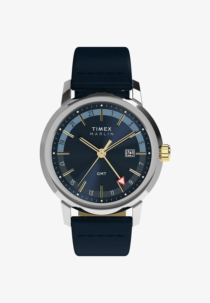 Timex Marlin GMT Uhr mit navyblauem Zifferblatt, vergoldeten Indizes, Datumsanzeige bei 3 Uhr, silbernem Gehäuse und schwarzem Lederarmband.