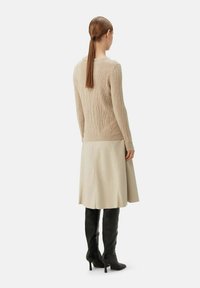 GOBI Cashmere MIT R-AUSSCHNITT - Stickad tröja - beige