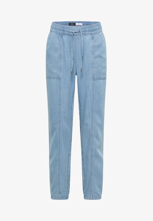 Pantalon jogger en denim bleu clair avec taille élastique, cordon de serrage, poches plaquées à l'avant et poignets élastiques aux chevilles.