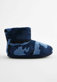 Blå camouflage-mønstret slippers med en blød, tekstureret stofoverdel og en rund tå. Har en lav højde og en polstret sål.
