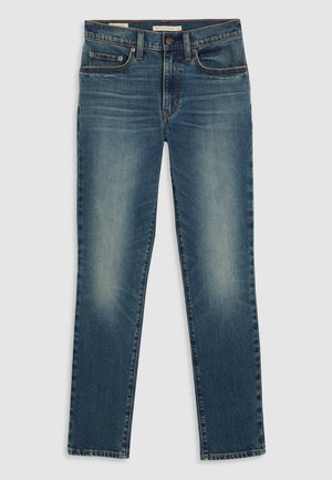 Jeans en denim bleu avec une coupe droite, dotés de poches avant, d'un délavage et de coutures contrastantes le long des coutures et des poches.