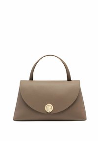Bolso de mano de cuero marrón con cierre de solapa redondeada, detalles en tono dorado y un asa superior para llevar. Textura suave, diseño estructurado.