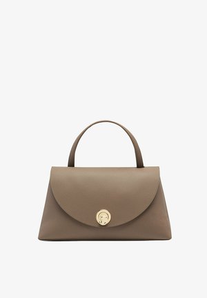 Borsa a mano in pelle marrone con chiusura a patta arrotondata, dettaglio in metallo dorato e manico superiore per il trasporto. Texture liscia, design strutturato.