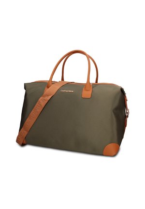 Borsa da viaggio verde oliva con manici in pelle color cuoio, rinforzi agli angoli e tracolla staccabile con marchio a rilievo.