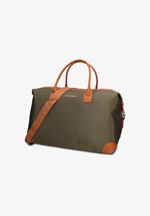 Borsa da viaggio verde oliva con manici in pelle color cuoio, rinforzi agli angoli e tracolla staccabile con marchio a rilievo.
