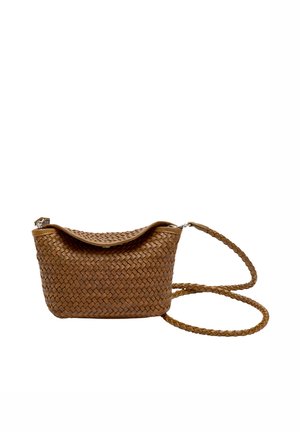 Brązowa pleciona skórzana torebka na ramię z klapką i plecionym paskiem, na białym tle.