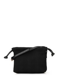 Borsa a maglia nera con una texture resistente, dotata di una tracolla in pelle e una parte superiore arricciata con chiusura a coulisse. Design semplice e compatto.