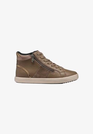 Bruine hoge sneaker met zijrits, veters en een witte zool, getoond in profiel op een witte achtergrond.