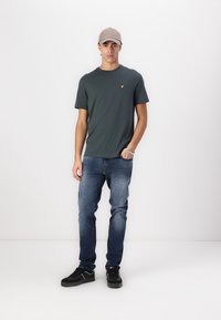 Lyle & Scott Basic póló - deep green