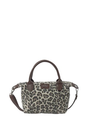 Bolso de lona de estampado de leopardo con detalles en cuero marrón, asas cortas y una correa para el hombro desmontable. Cierre de cremallera y detalle del logo visible.