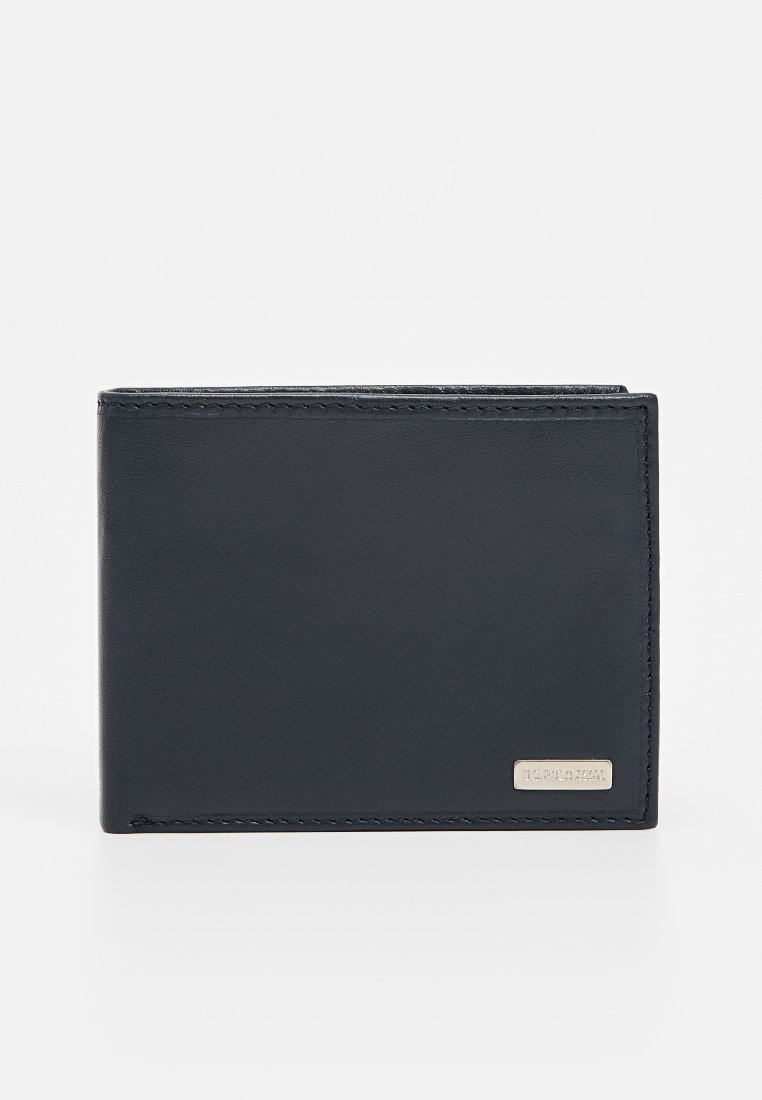 Cartera de cuero negro con una textura lisa, diseño de doble pliegue y un pequeño logotipo metálico en la parte frontal. Bordes cosidos para mayor durabilidad.