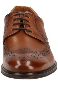 Braune Lederanzugschuhe mit glatter Oberfläche, Flügelspitze, Brogue-Verzierungen und runder Zehenpartie. Verfügt über eine schwarze Gummisohle und braune Schnürsenkel.
