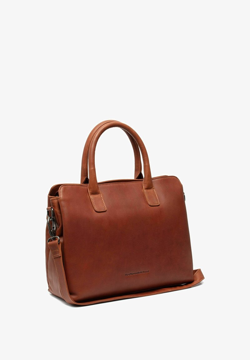 Bruine leren handtas met dubbele handvatten bovenaan en een afneembare schouderriem. Gekleed in een gladde textuur, rechthoekige vorm, minimalistisch ontwerp en logo detail.