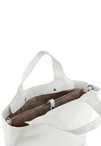 Borsa a spalla in pelle bianca con superficie testurizzata, doppi manici e un ampio interno caratterizzato da foderatura trapuntata e tasche organizzative.