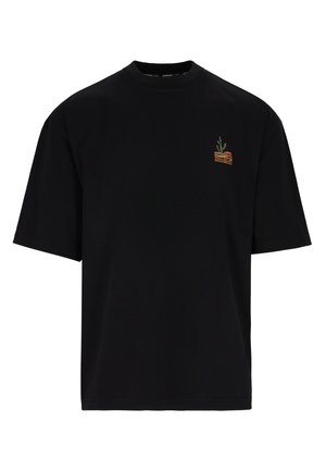 Schwarzes T-Shirt mit kurzen Ärmeln und kleinem Kaktus- und Sonnenuntergangs-Motiv auf der linken Brustseite.