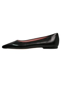 Bailarina de cuero negro con punta afilada y tacón bajo, con un revestimiento interior rosa, mostrada en vista lateral sobre un fondo blanco.