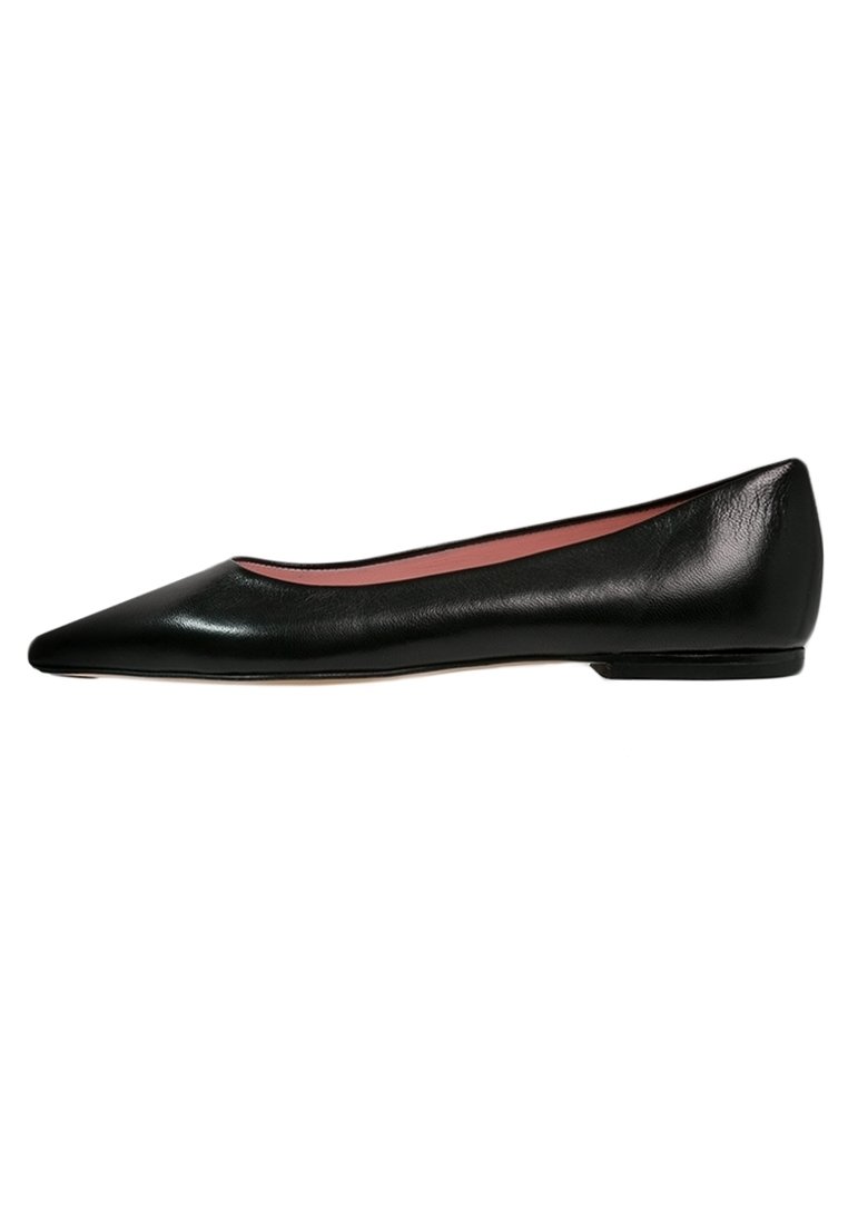 Bailarina de cuero negro con punta afilada y tacón bajo, con un revestimiento interior rosa, mostrada en vista lateral sobre un fondo blanco.