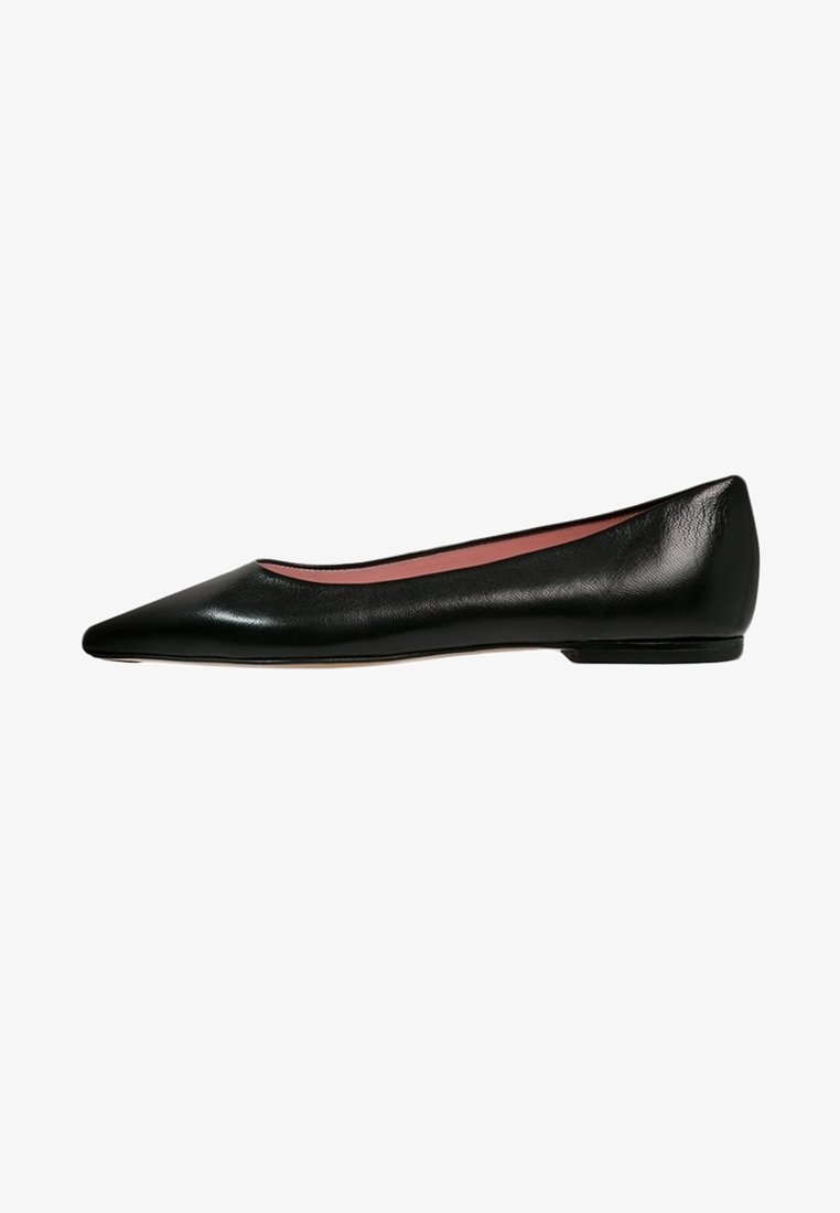 Bailarina de cuero negro con punta afilada y tacón bajo, con un revestimiento interior rosa, mostrada en vista lateral sobre un fondo blanco.