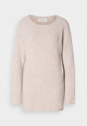 Pull oversized beige clair en maille douce et texturée. Encolure arrondie, manches longues et ourlet droit. Étiquette visible au niveau du cou.