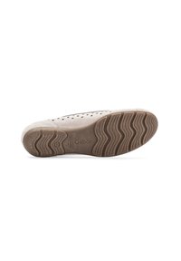 Scarpa beige chiaro con tomaia in suede testurizzato, caratterizzata da disegni perforati e una suola in gomma flessibile con un motivo a onde.