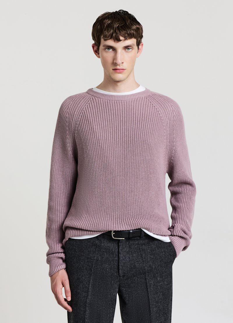 Maglione lavorato a maglia in morbida lavanda, caratterizzato da un design a costine testurizzato, scollo tondo e maniche lunghe. Abbinato a pantaloni grigio scuro.